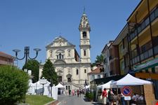 Piazza Martiri della Liberta con mercato.